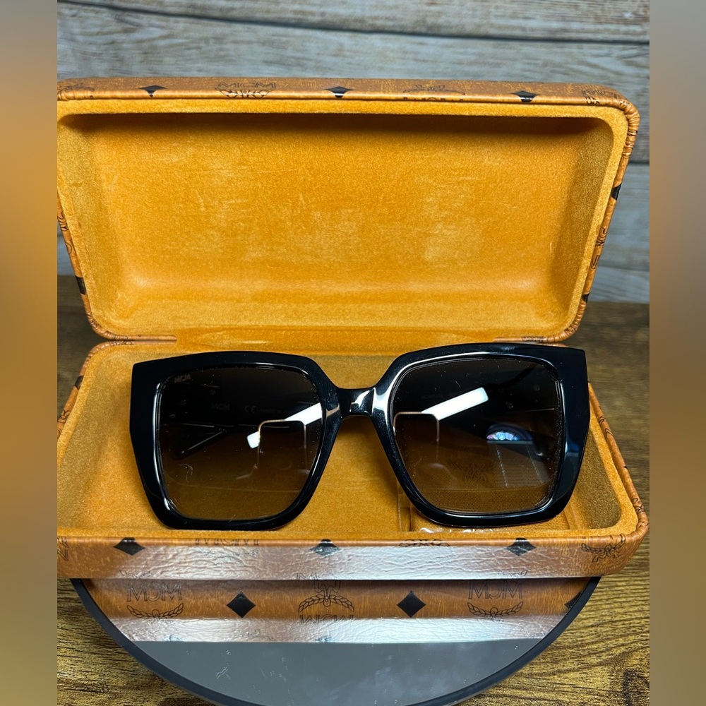 MCM Sunglasses Hard Shell Case & Cleaning Cloth - Picture 8 of 9
